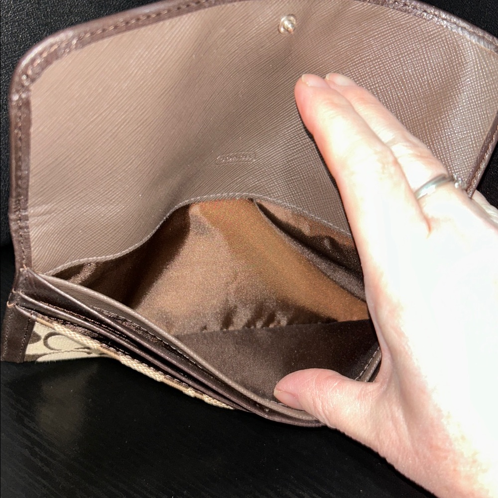 Coach Signature Wallet - Picture 3 of 5